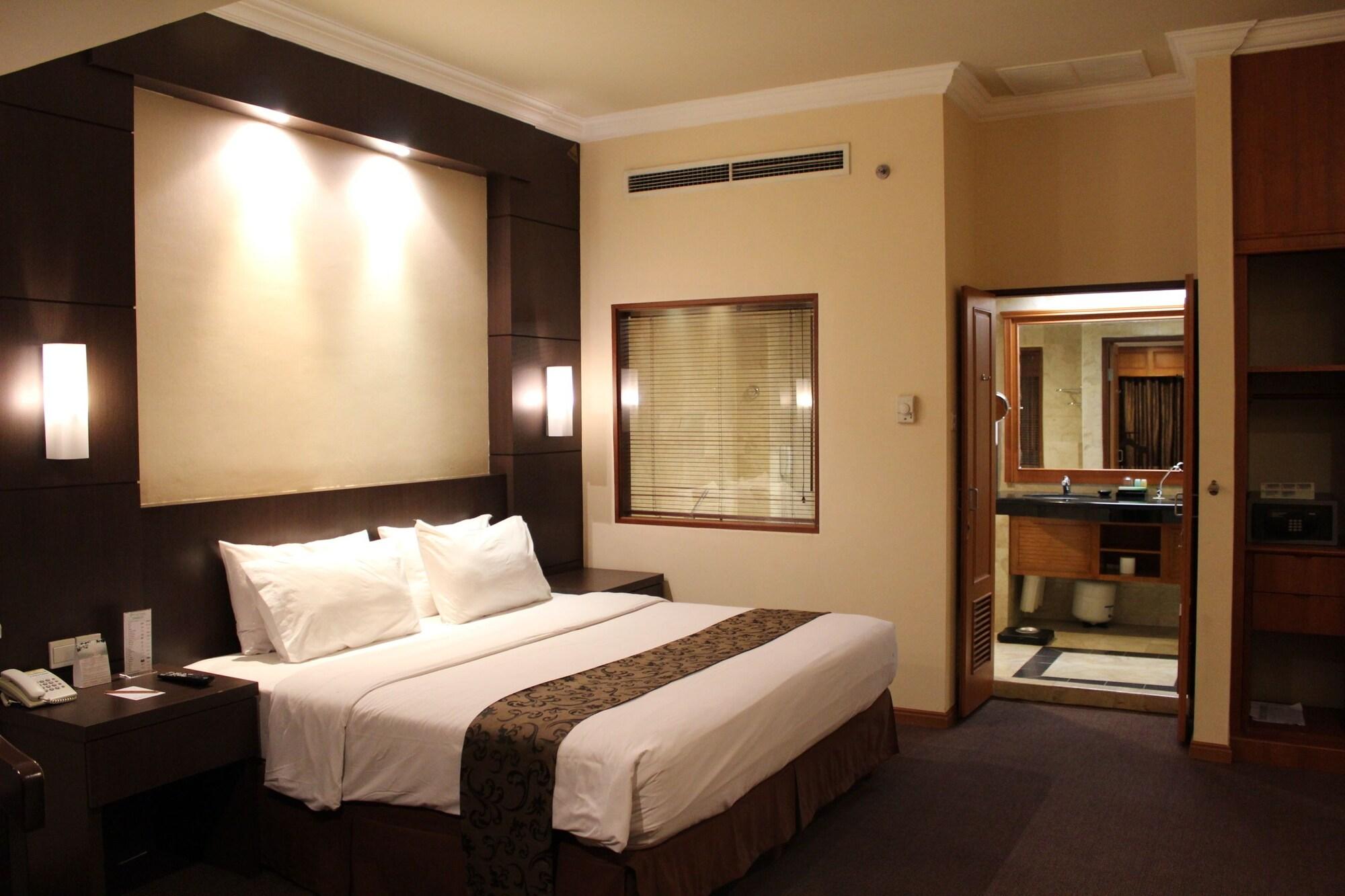 Hotel Polonia Medan Managed By Topotels Bagian luar foto